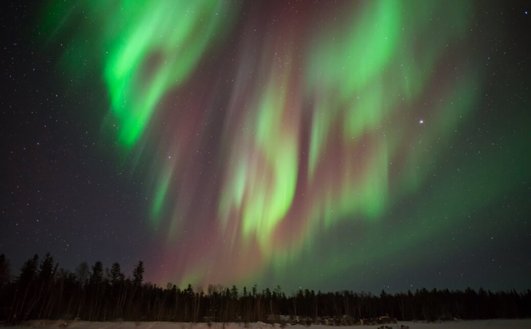 極北のオーロラ／イエローナイフ 「夜空にゆらめく霊のダンスに包ま